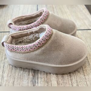 Mudd Clogs Slip On Embroidered Platform Light Brown little girls kids Size 10